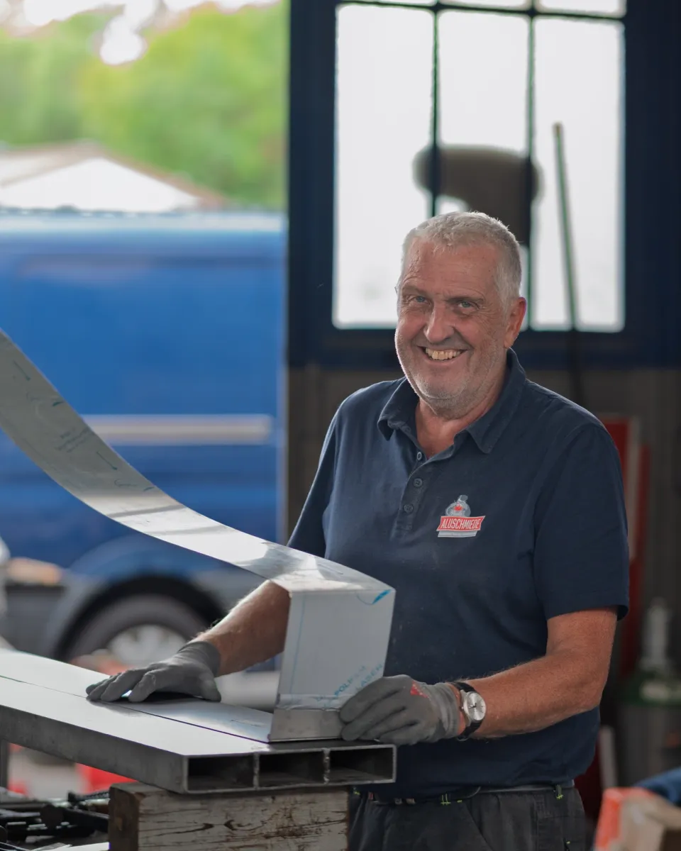 Michael Schneider bei der Arbeit in der Werkstatt