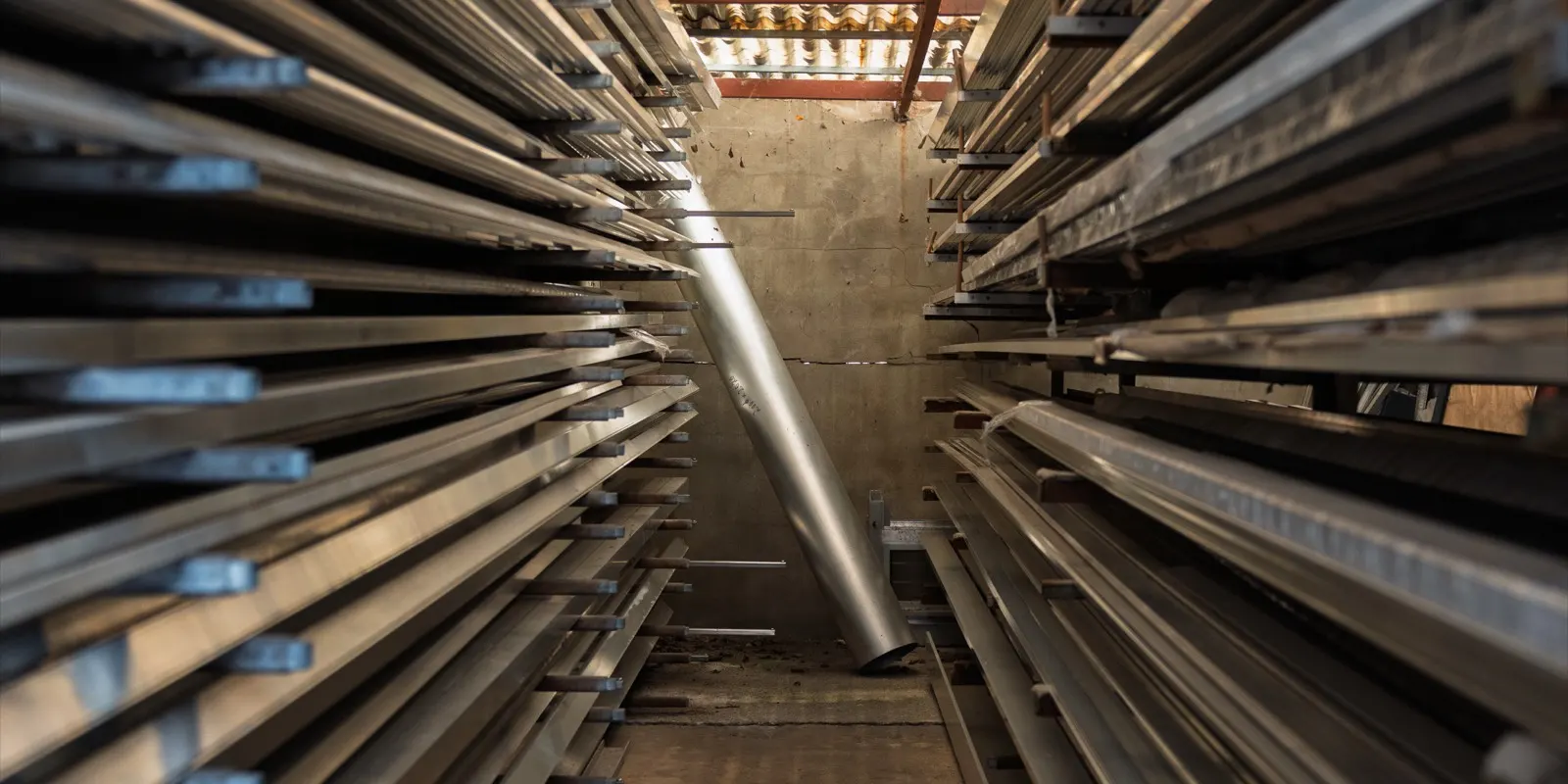 Gang im Profillager der Aluschmiede, links und rechts Regale voller Aluminiumprofile