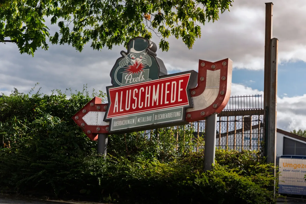 Das Aluschmiede-Schild an der Einfahrt zur Werkstatt