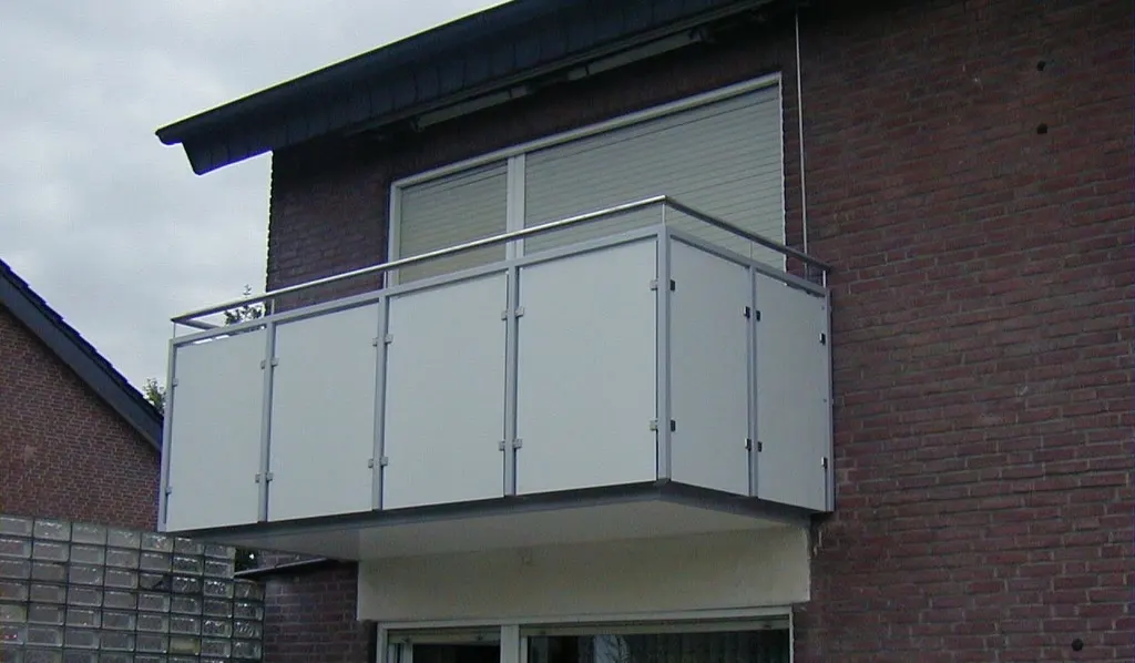 Balkongeländer aus Aluminium mit Glasfüllung