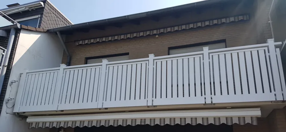 Balkongeländer aus Aluminium mit weißen Senkrechtstäben