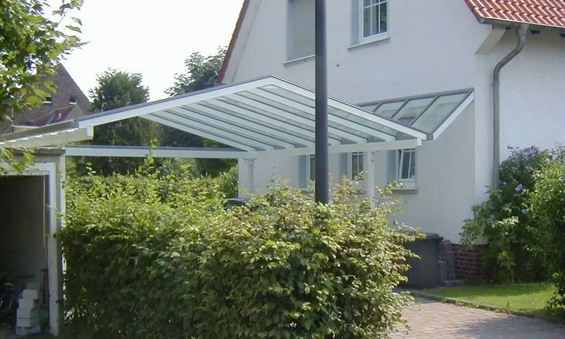 Doppelcarport mit Überdachung des Kellerabgangs