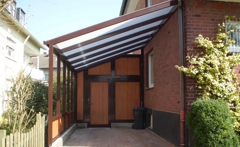 Carport aus Aluminium mit Fassadenplatten in Holzdekor
