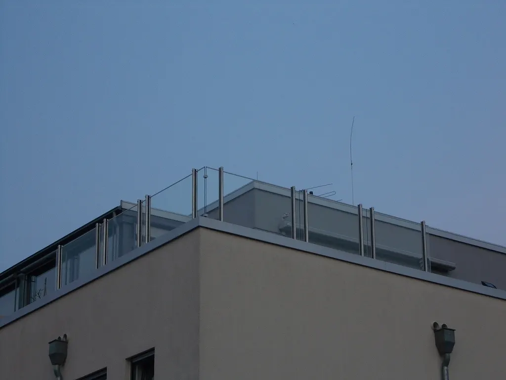 Glasgeländer auf einer Dachterrasse