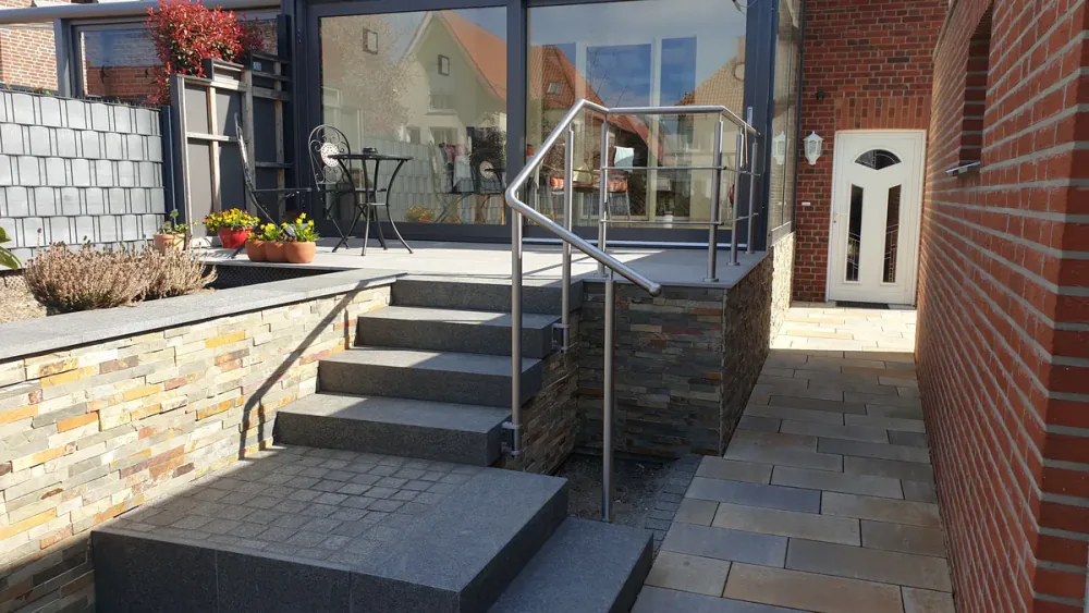 Geländer und Handlauf aus Edelstahl an einer Treppe mit Podest