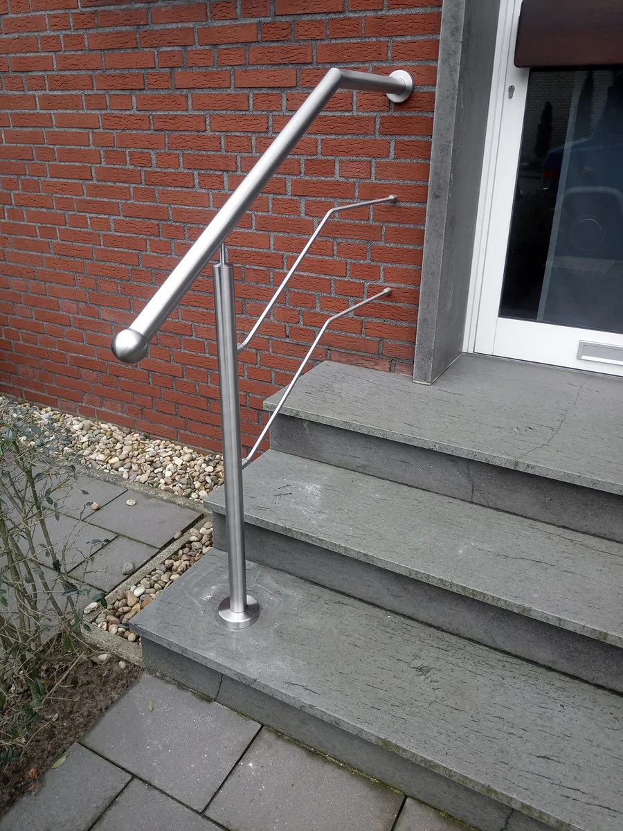Handlauf aus Edelstahl an einer Eingangstreppe