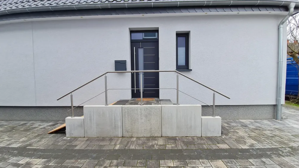 Handläufe aus Edelstahl am Hauseingang mit Podest