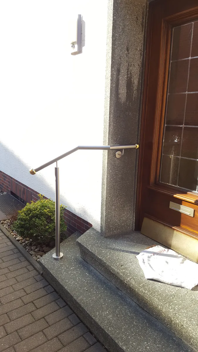 Kurzer Handlauf an der Stufe vor der Haustür