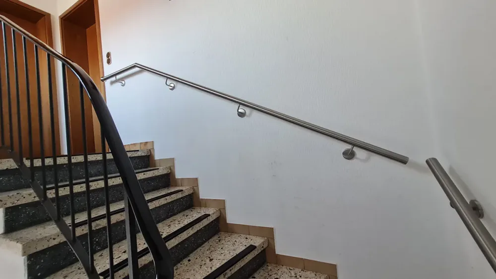 Handlauf aus Edelstahl im Treppenhaus