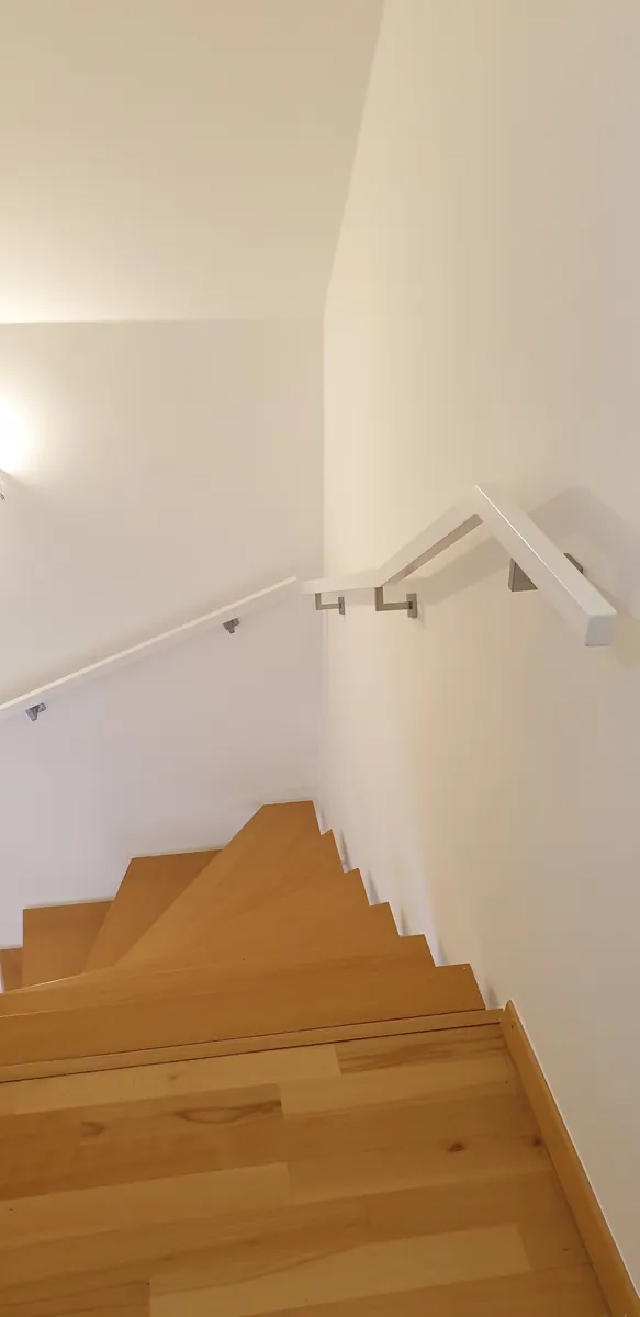 Weißer Handlauf im Treppenhaus