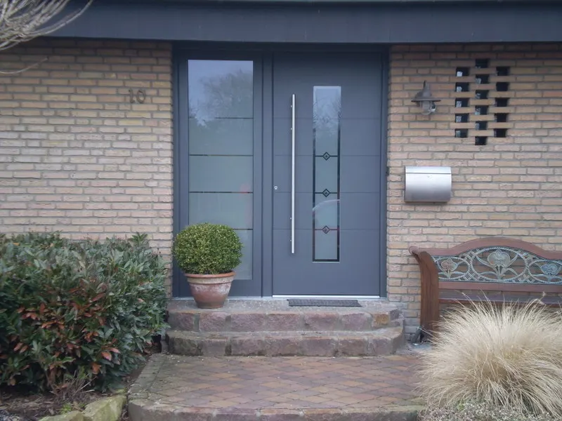 Anthrazitfarbene Aluminium-Haustür mit Seitenteil