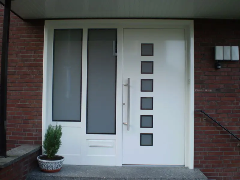 Weiße Aluminium-Haustür mit Seitenteil