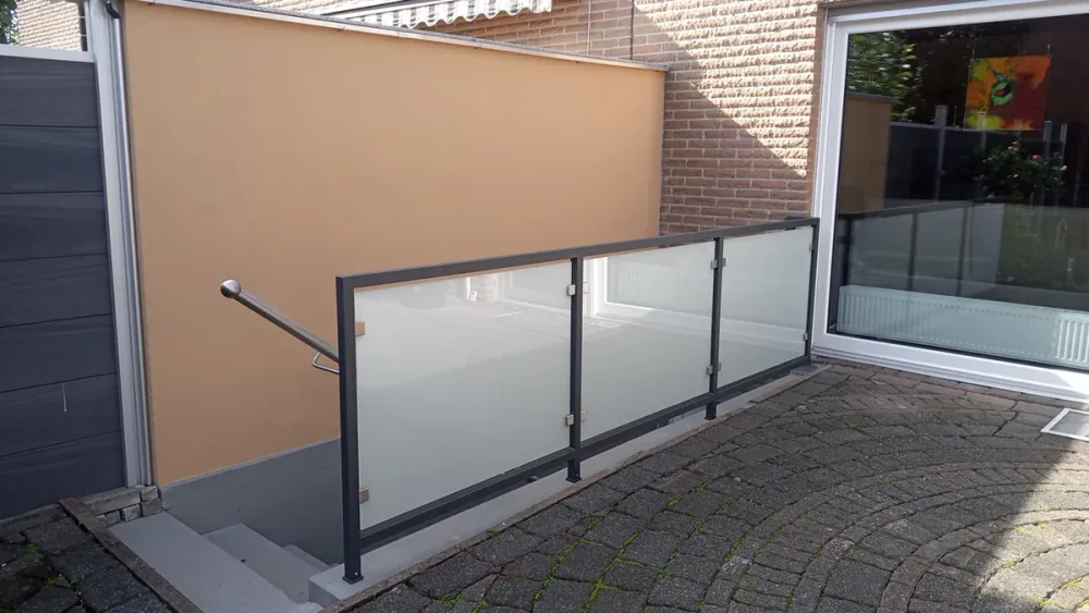 Kellerhalsgeländer mit Glasfüllung