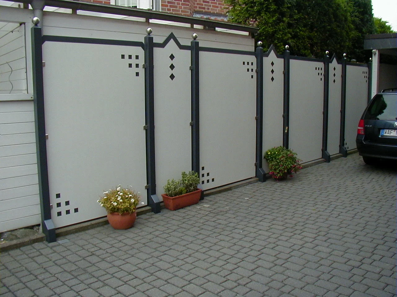 Sichtschutzwand aus Aluminium mit Ziermotiven