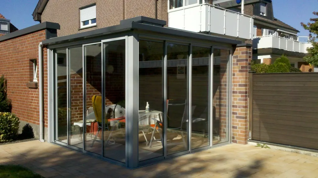 Sommergarten in Anthrazit mit Glaswänden