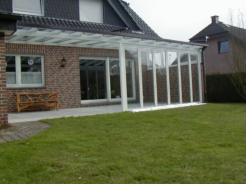 Sommergarten mit Glas-Schiebewänden an der Terrasse