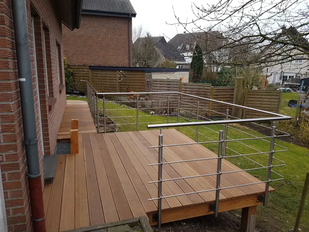 Edelstahlgeländer an einer Holzterrasse