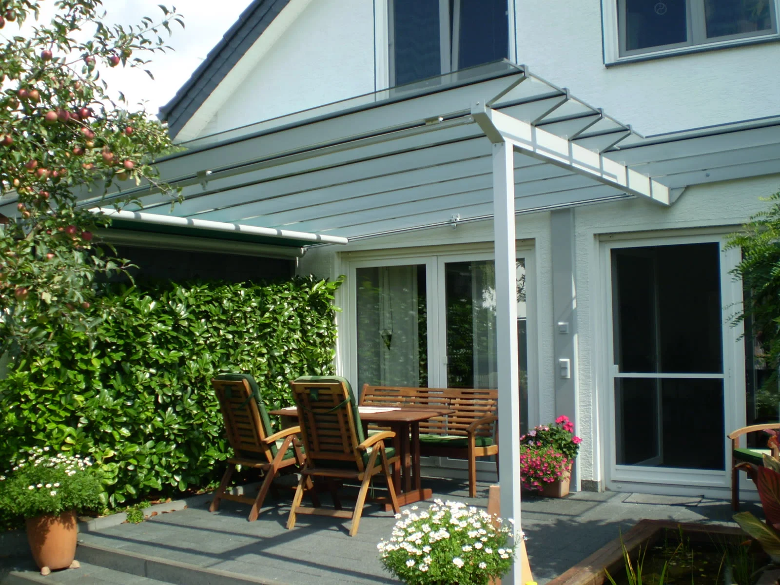Terrassenüberdachung mit Glasdach an einem Wohnhaus