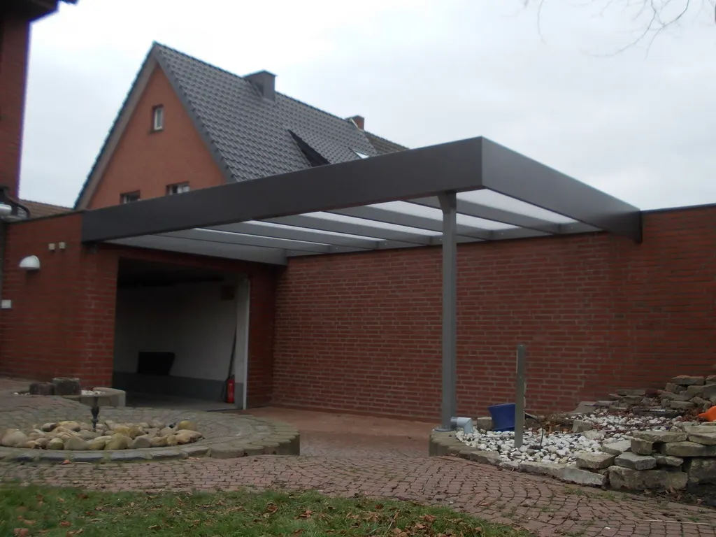 Freitragende Überdachung in Anthrazit an einer Klinkerwand