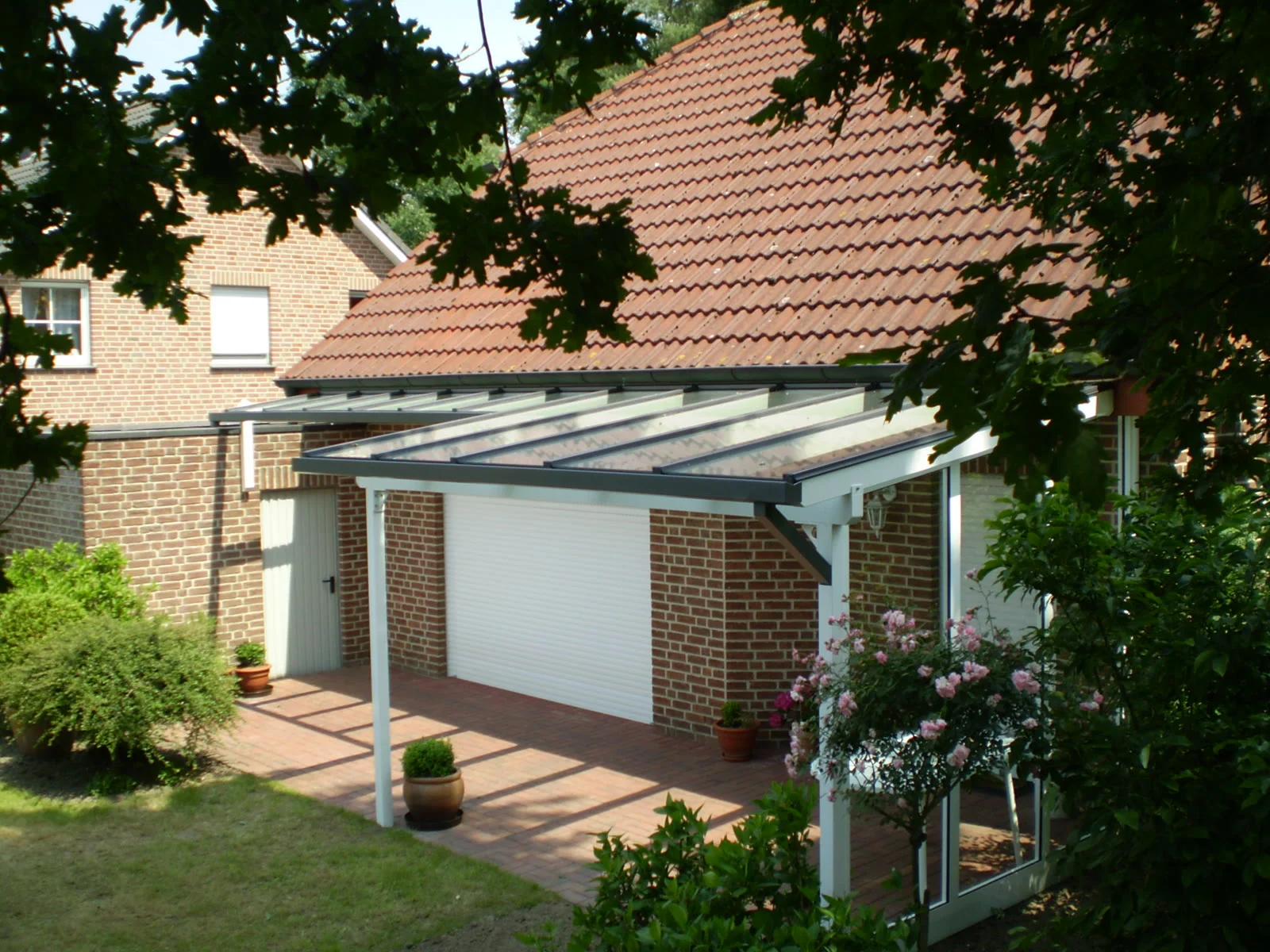 Überdachung vor Garage und Hauseingang