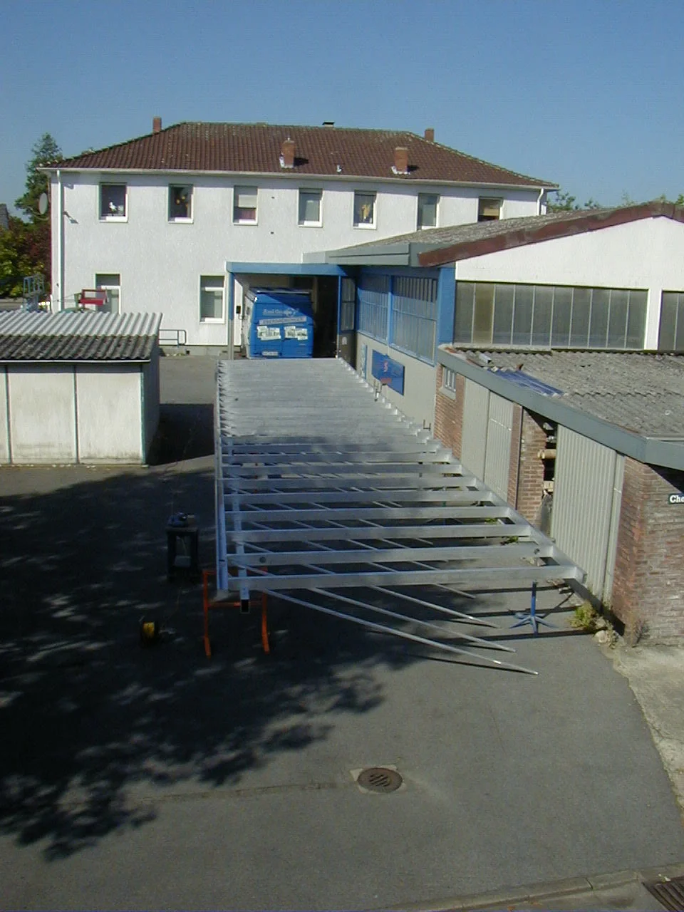Rahmen einer großen Überdachung, auf dem Hof der Aluschmiede zusammengebaut