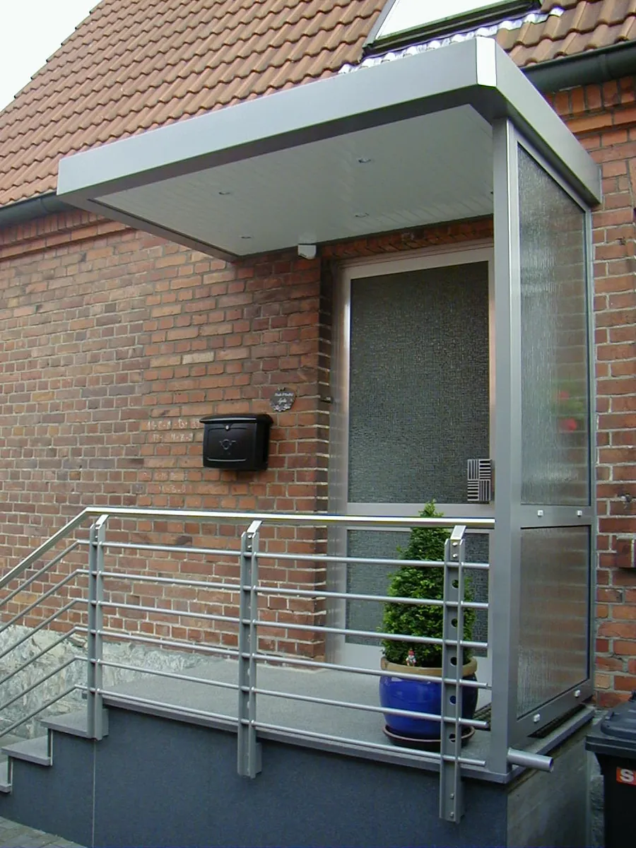 Kastenvordach aus Aluminium mit Glaswand und Geländer