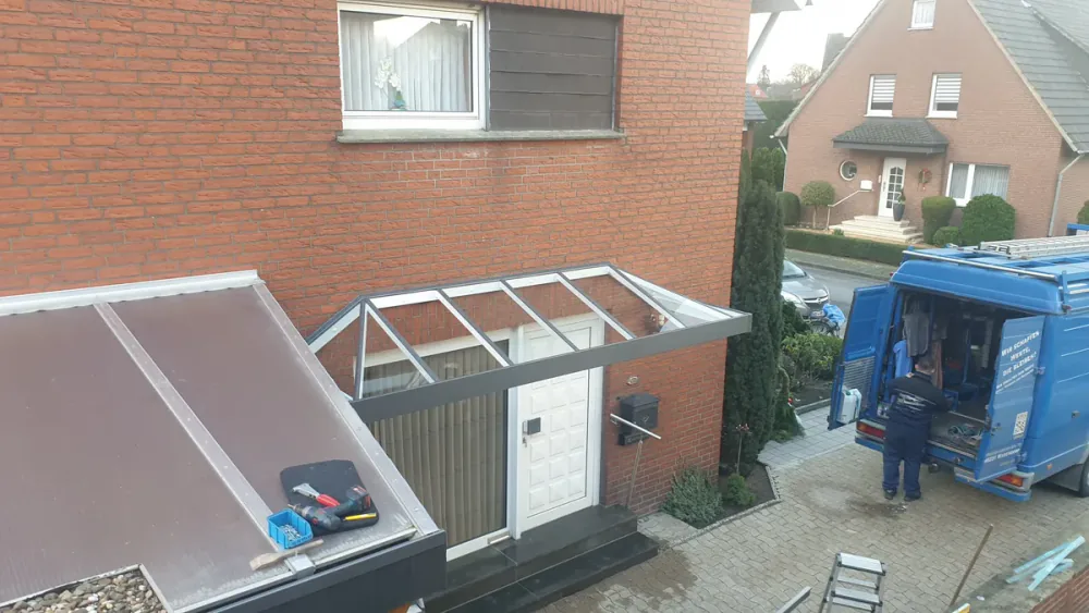 Glasvordach mit Aluminiumrahmen bei der Montage
