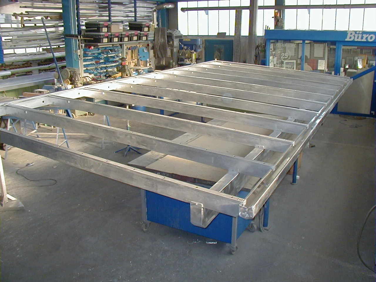 Aluminiumrahmen einer Überdachung bei der Fertigung in unserer Werkstatt